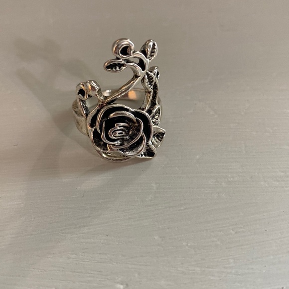 925 silver ring.  Flower design. Size 7 - Picture 2 of 5